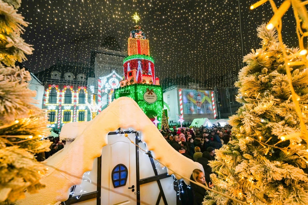 Vedere aeriană spectaculoasă cu mulțime imensă, patinoar și turn iluminat, Târgul de Crăciun Craiova