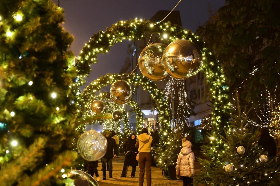 Arc decorativ cu globuri aurii pe o stradă din centrul istoric al Craiovei