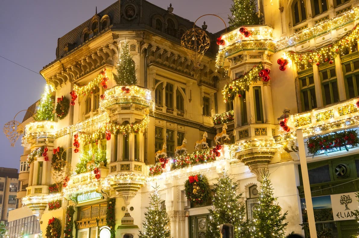 Fațada unei clădiri istorice din Craiova, decorată festiv de Crăciun