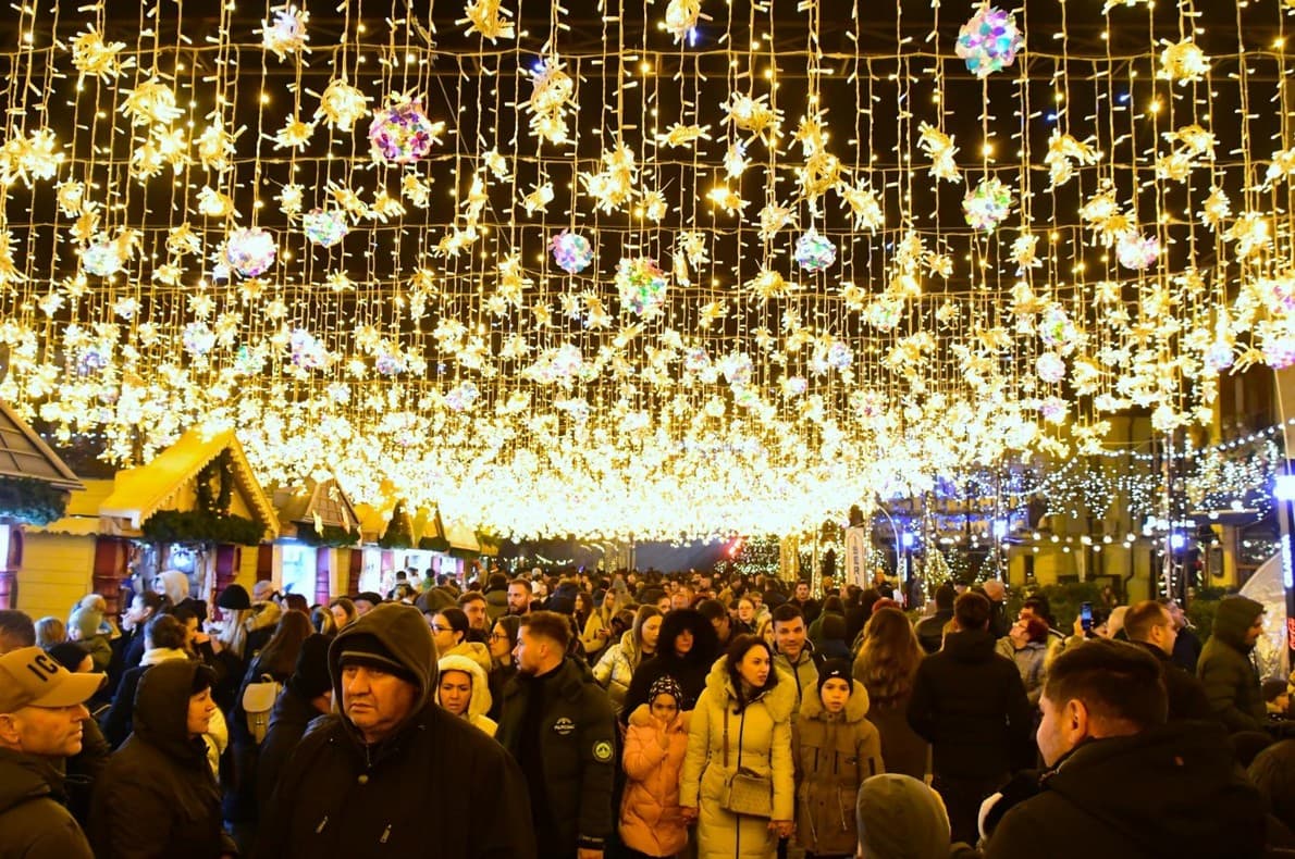Mulțime de vizitatori sub instalația de luminițe a Târgului de Crăciun Craiova
