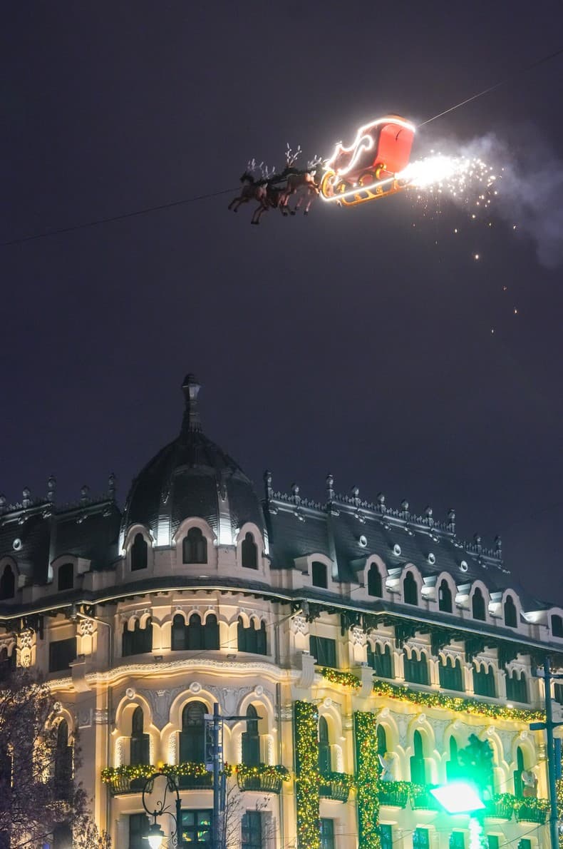 Sania zburătoare, instalație luminoasă cu artificii la Târgul de Crăciun Craiova