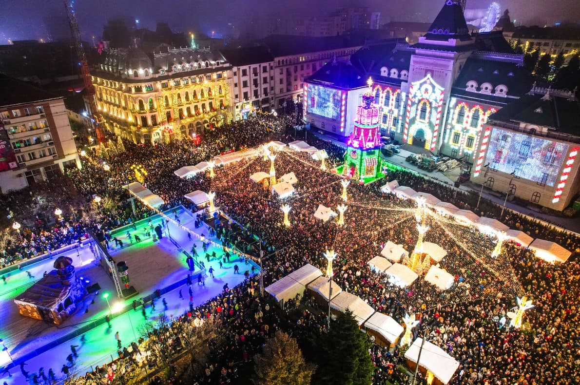 Turnul de cadouri iluminat, decorat cu balerine, sub un cer plin de lumini, Târgul de Crăciun Craiova