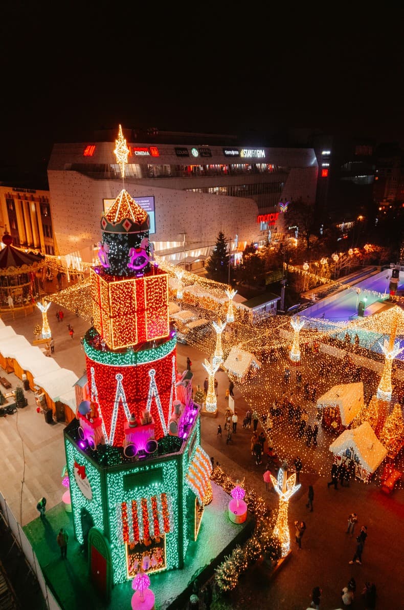 Vedere aeriană a turnului de cadouri, patinoarului și mall-ului Mercur, Târgul de Crăciun Craiova
