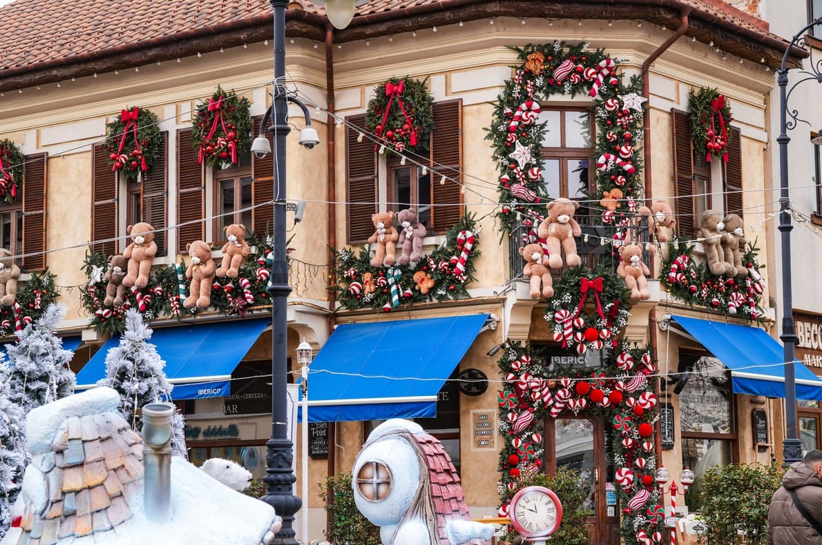 Balcon decorat cu ursuleți de pluș și decorațiuni dulci la Târgul de Crăciun Craiova